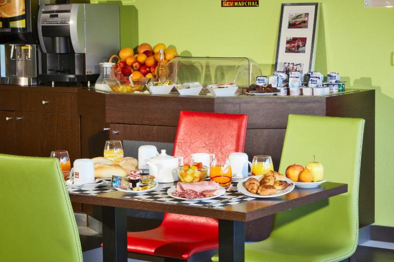 Options de petit-déjeuner proposées aux clients de l'établissement Enzo Hotels Thionville by Kyriad Direct