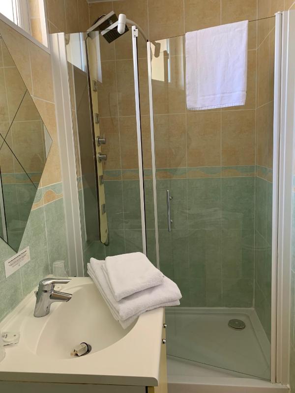 Baños modernos con ducha: 19 FOTOS e ideas para dejar de envidiar a los que  tienen bañera (también para aseos MINI)