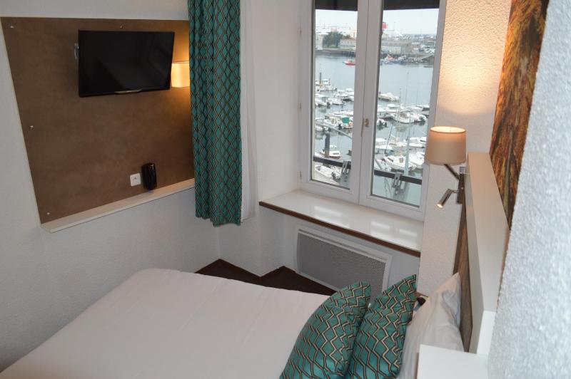 Un ou plusieurs lits dans un hébergement de l'établissement Ambassadeur Hotel - Cherbourg Port de Plaisance
