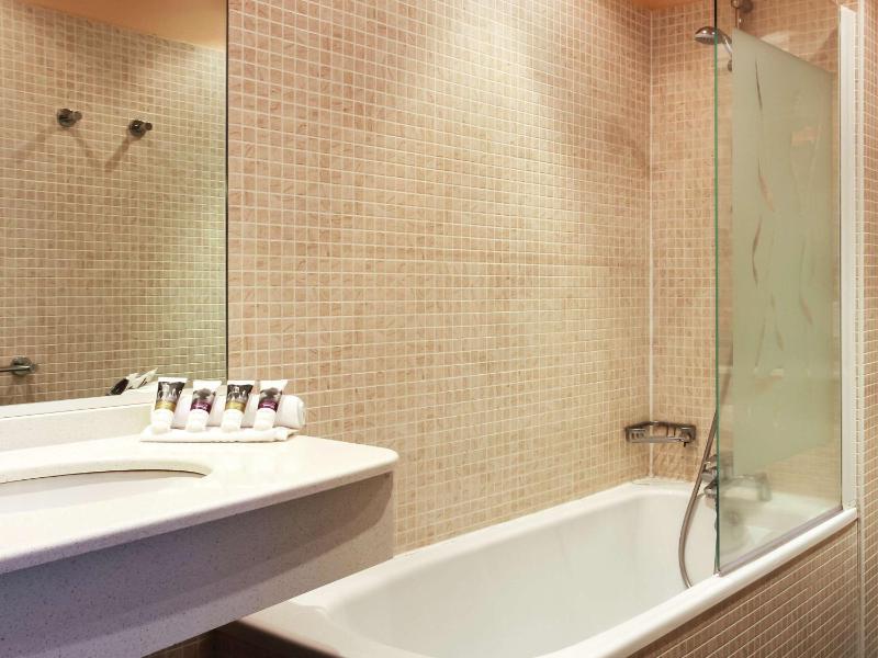 Bathroom in Hotel Mercure Saint-Nectaire Spa & Wellness