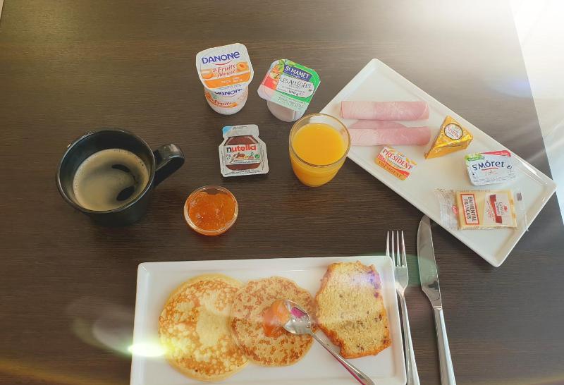 Options de petit-déjeuner proposées aux clients de l'établissement ibis Epernay Centre Ville