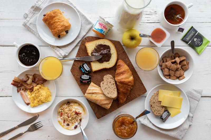 Options de petit-déjeuner proposées aux clients de l'établissement B&B HOTEL Rouen Centre
