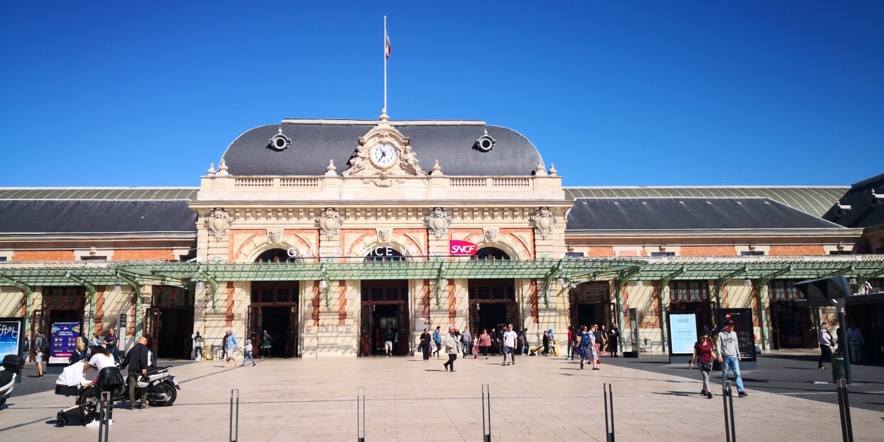 Der-schöne-Nizza-Bahnhof-unter-der-Sonne
