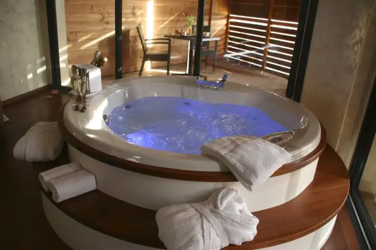 Rooms with private jacuzzi - The ultimate romantic getaway in France